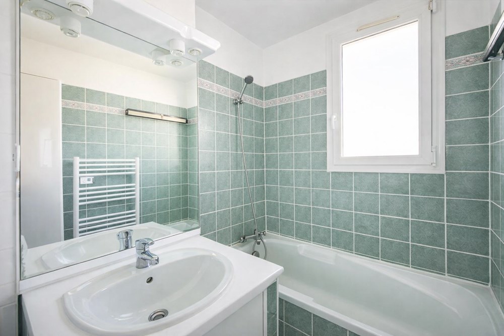 APPARTEMENT 53M² - DERNIER ETAGE - DEUX CHAMBRES - CAVE - LOUE LOYER 750 CC - FORT POTENTIEL photo 5