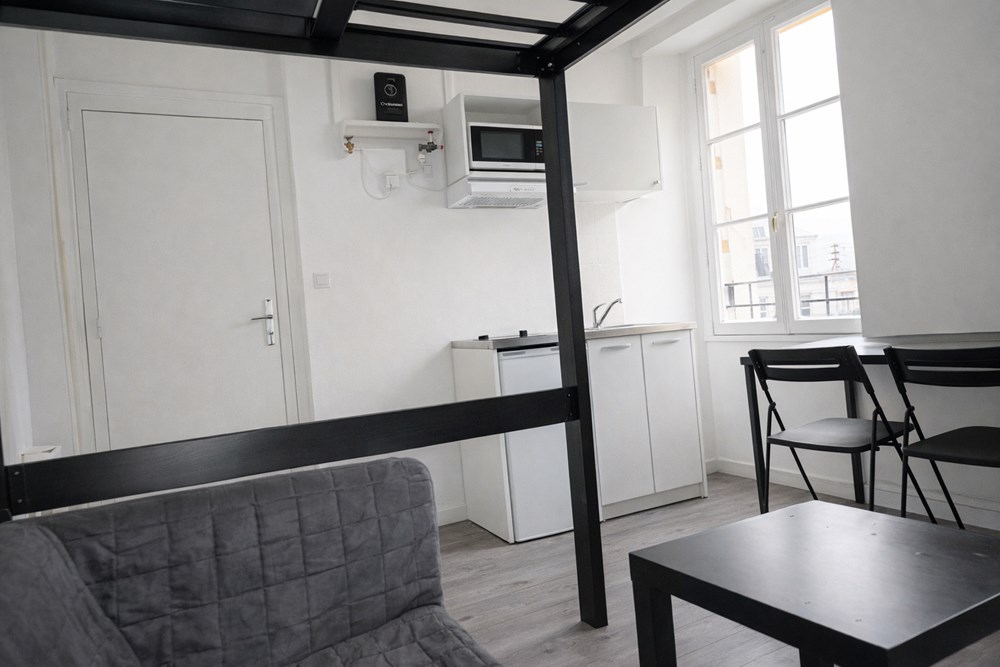 STUDIO MODERNE - BIEN ENTRETENU - QUARTIER CALME - STATIONNEMENT AISE - PETITE COPROPRIETE - IDEAL INVESTISSEUR photo 3