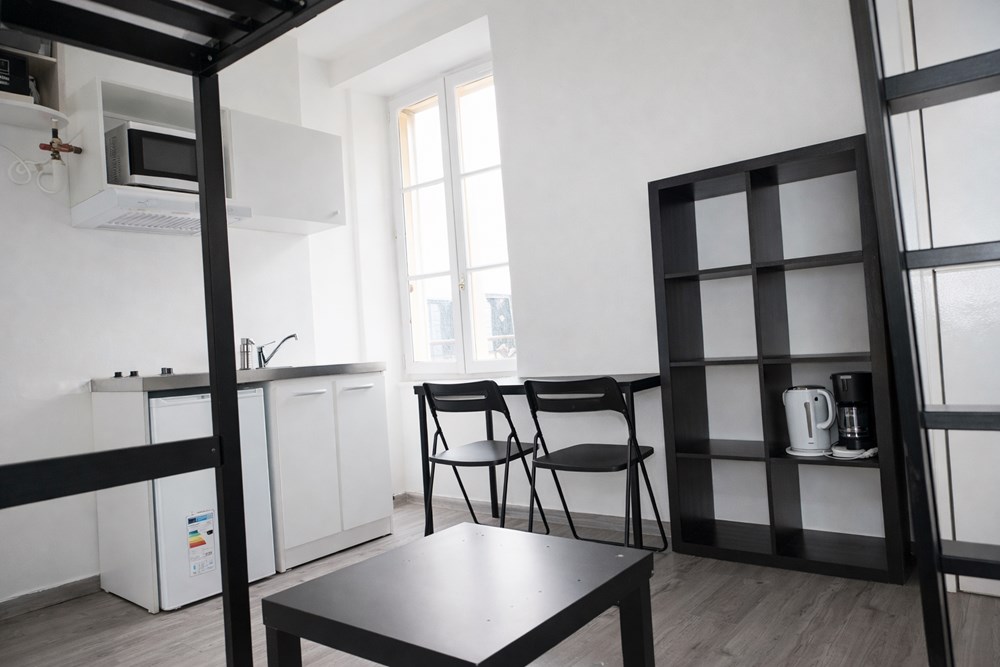STUDIO MODERNE - BIEN ENTRETENU - QUARTIER CALME - STATIONNEMENT AISE - PETITE COPROPRIETE - IDEAL INVESTISSEUR photo 5