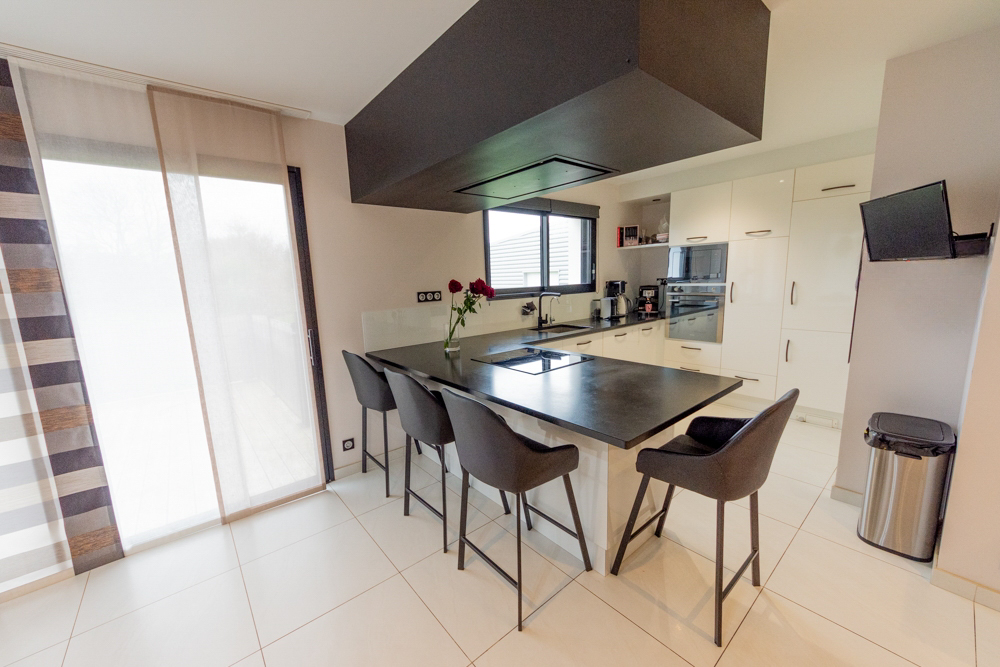 MAISON T7 DE 2014 151M² - 4 CHAMBRES - GARAGE ET HANGAR DE 86M² - TERRAIN CLOS 1250M² photo 3