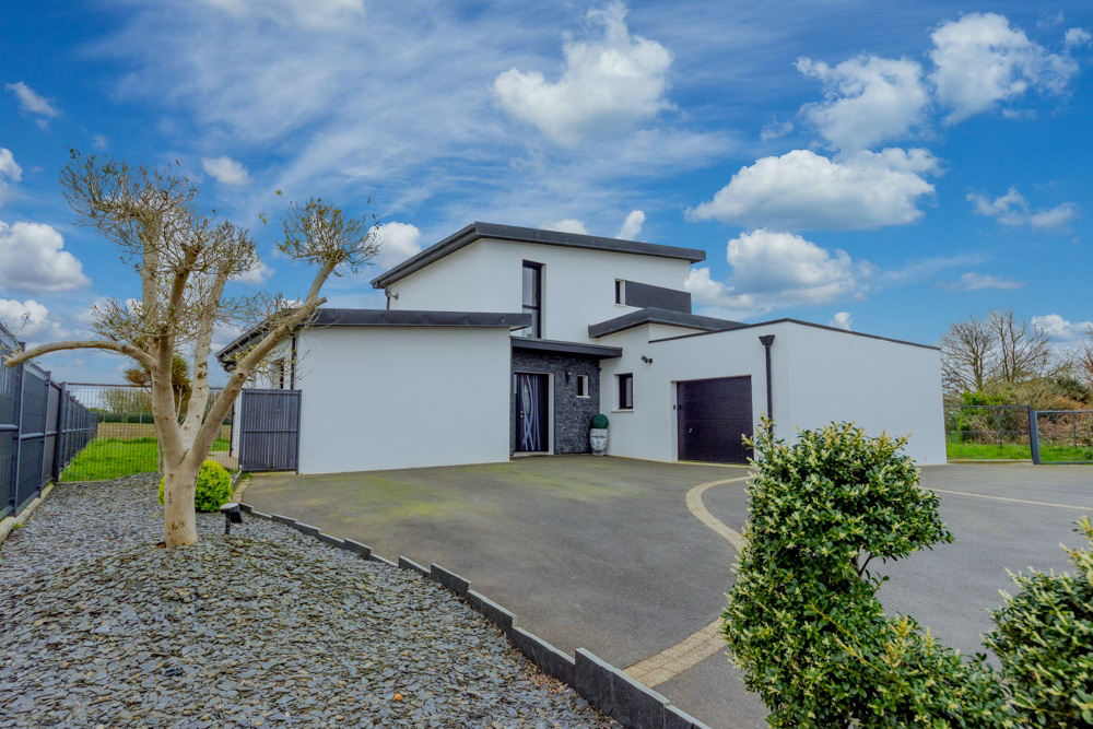 MAISON T7 DE 2014 151M² - 4 CHAMBRES - GARAGE ET HANGAR DE 86M² - TERRAIN CLOS 1250M²