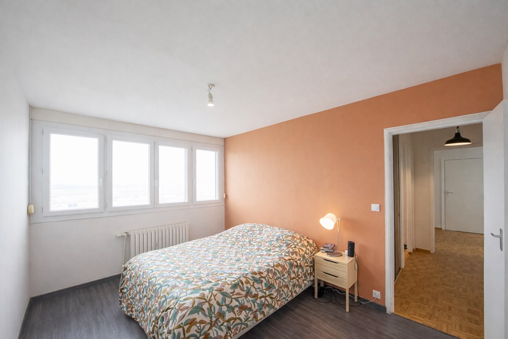 APPARTEMENT T4 DE 105 M² - 3 SUPERBES CHAMBRES - GRANDE PIECE DE VIE - AUCUN TRAVAUX - VUE DEGAGEE - DPE C - RARE photo 4