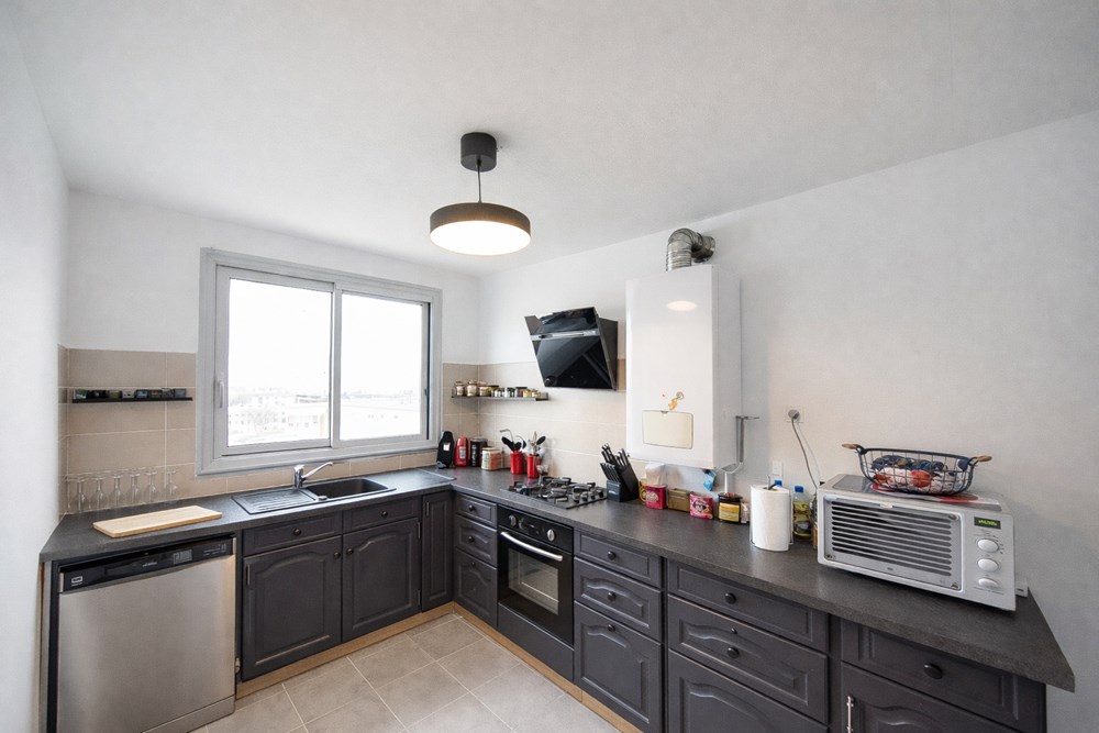 APPARTEMENT T4 DE 105 M² - 3 SUPERBES CHAMBRES - GRANDE PIECE DE VIE - AUCUN TRAVAUX - VUE DEGAGEE - DPE C - RARE photo 3