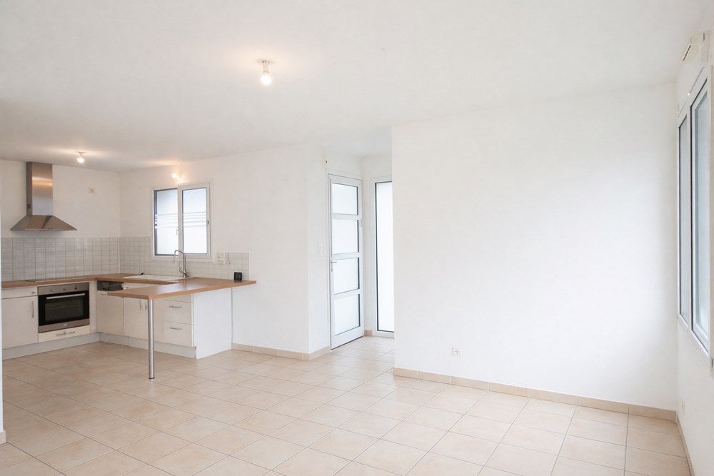 MAISON CONTEMPORAINE - 5 PIECES - 3 CHAMBRES ET UN BUREAU - DOUBLE EXPOSITION - JARDIN CLOS - GARAGE - QUARTIER CALME photo 2