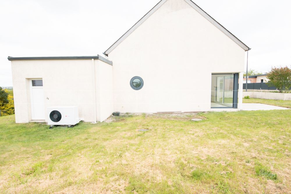 MAISON CONTEMPORAINE - 5 PIECES - 3 CHAMBRES ET UN BUREAU - DOUBLE EXPOSITION - JARDIN CLOS - GARAGE - QUARTIER CALME photo 2