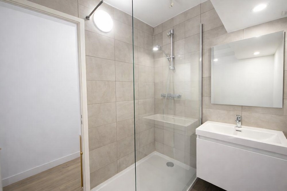 APPARTEMENT - 4 CHAMBRES - REFAIT A NEUF - DERNIER ETAGE - DALLE BETON - RARE SUR LE MARCHE - EXCELLENT DPE. photo 4
