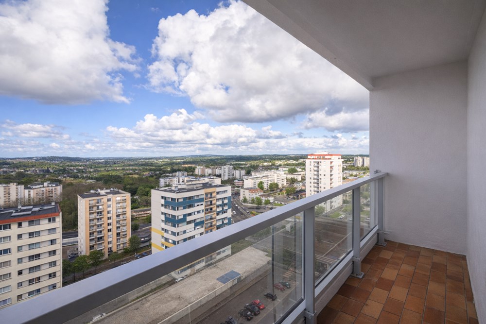 APPARTEMENT - 4 CHAMBRES - REFAIT A NEUF - DERNIER ETAGE - DALLE BETON - RARE SUR LE MARCHE - EXCELLENT DPE.