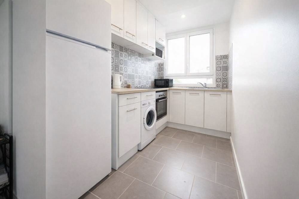 BEL APPARTEMENT T3 - RENOVE AVEC GOUT - TRES PROPRE - IDEALEMENT SITUE - 2 CHAMBRES - DALLE BETON - LOCATAIRE EN PLACE - PROCHE DES TRANSPORTS photo 2