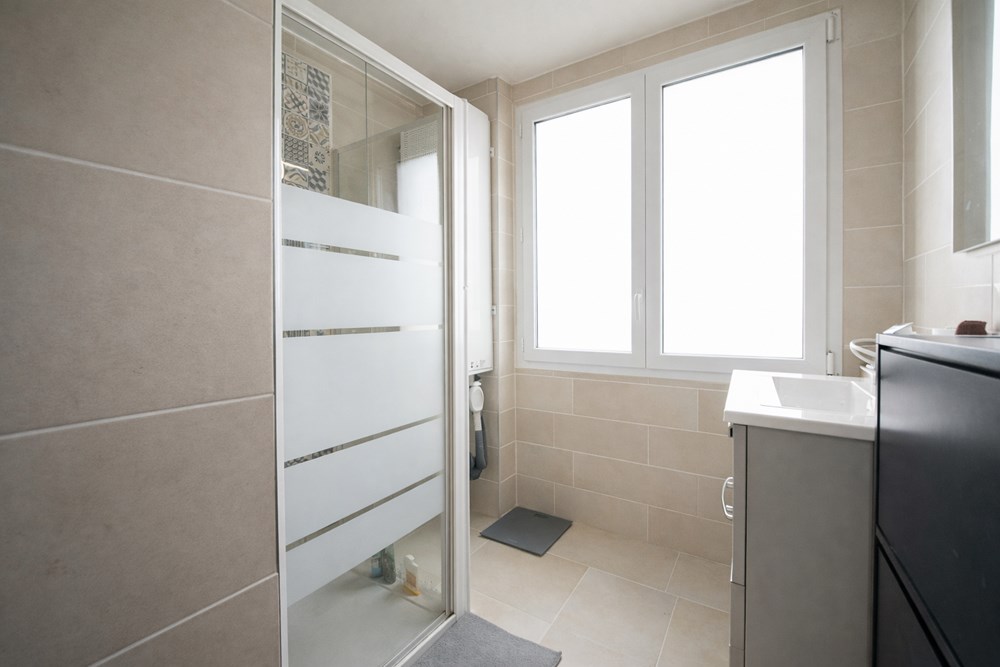 BEL APPARTEMENT T3 - RENOVE AVEC GOUT - TRES PROPRE - IDEALEMENT SITUE - 2 CHAMBRES - DALLE BETON - LOCATAIRE EN PLACE - PROCHE DES TRANSPORTS photo 5