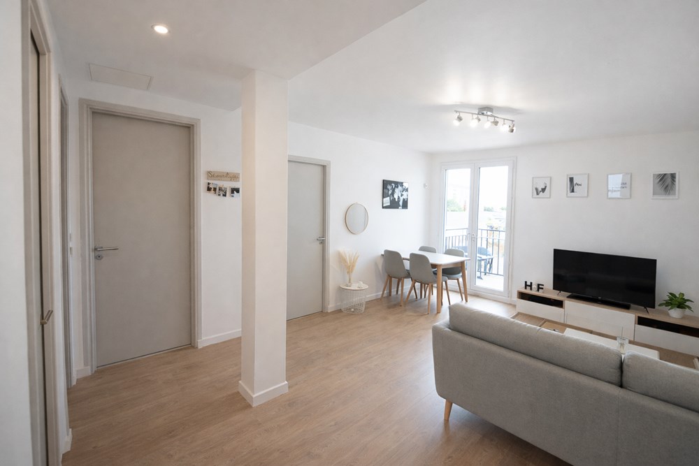 BEL APPARTEMENT T3 - RENOVE AVEC GOUT - TRES PROPRE - IDEALEMENT SITUE - 2 CHAMBRES - DALLE BETON - LOCATAIRE EN PLACE - PROCHE DES TRANSPORTS