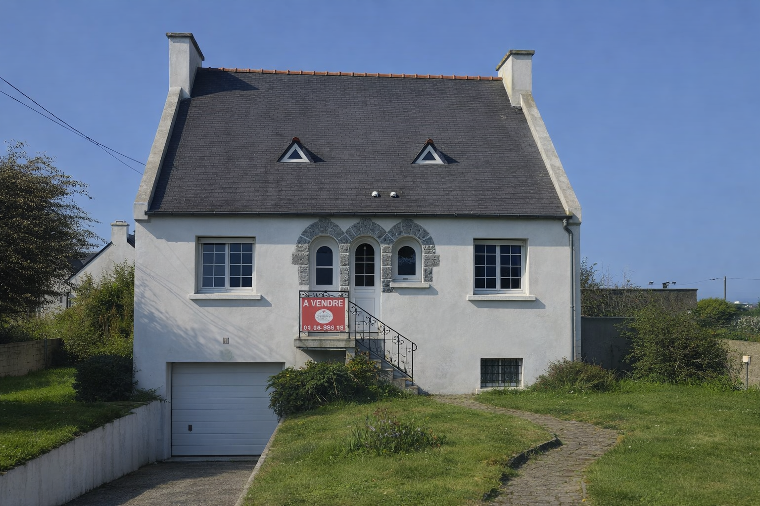 MAISON T6 AVEC 5 CHAMBRES - PIECE DE VIE TRIPLE - SOUS SOL COMPLET - GARAGE - TERRAIN 700M² -