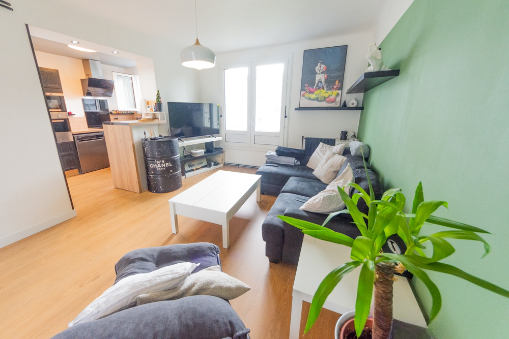 APPARTEMENT T3 63M² - 2 CHAMBRES - ENTIEREMENT RENOVE - BELLES PRESTATIONS - DALLE BETON - CAVE photo 2