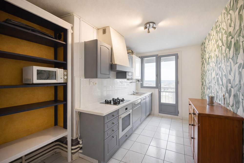 APPARTEMENT DE 74 M2 - DERNIER ETAGE - VUE DEGAGEE - PLUSIEURS BALCONS - DALLE BETON - CHAUFFAGE INDIVIDUEL GAZ DE VILLE - CAVE photo 2