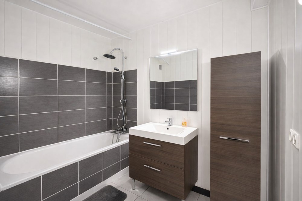 APPARTEMENT DE 74 M2 - DERNIER ETAGE - VUE DEGAGEE - PLUSIEURS BALCONS - DALLE BETON - CHAUFFAGE INDIVIDUEL GAZ DE VILLE - CAVE photo 5