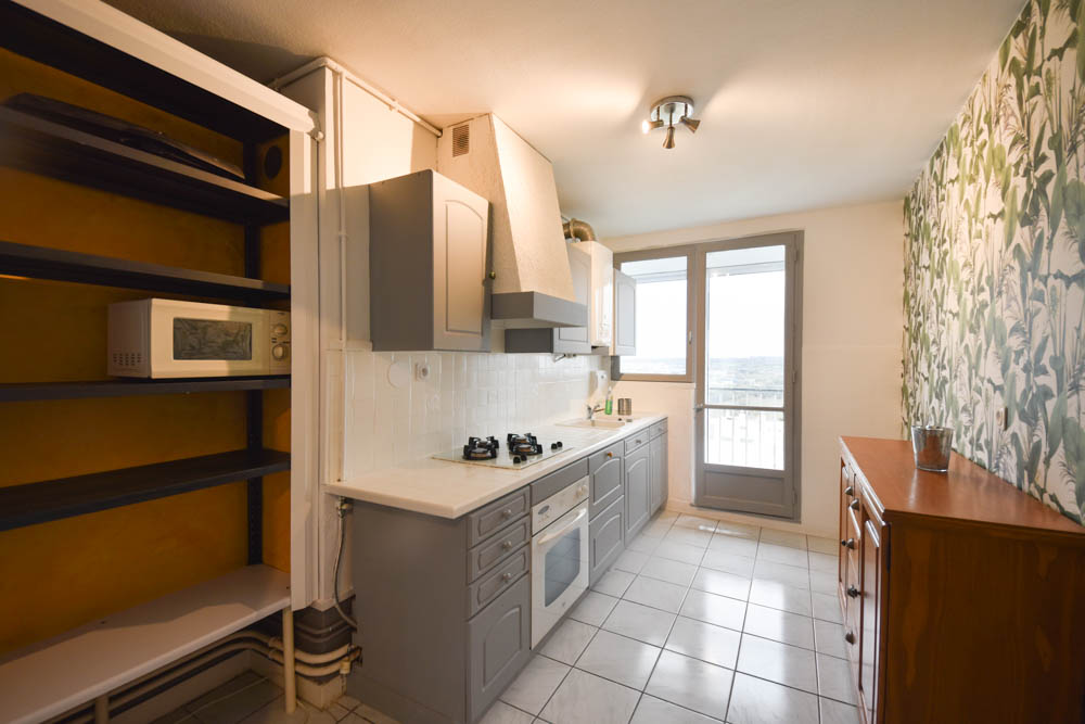 APPARTEMENT DE 74 M2 - DERNIER ETAGE - VUE DEGAGEE - PLUSIEURS BALCONS - DALLE BETON - CHAUFFAGE INDIVIDUEL GAZ DE VILLE - CAVE photo 2