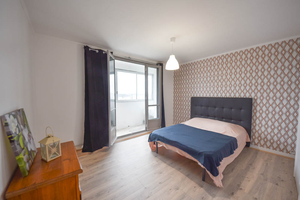 APPARTEMENT DE 74 M2 - DERNIER ETAGE - VUE DEGAGEE - PLUSIEURS BALCONS - DALLE BETON - CHAUFFAGE INDIVIDUEL GAZ DE VILLE - CAVE photo 4