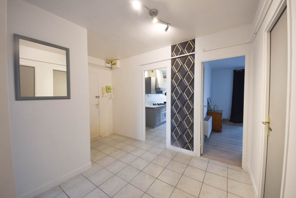 APPARTEMENT DE 74 M2 - DERNIER ETAGE - VUE DEGAGEE - PLUSIEURS BALCONS - DALLE BETON - CHAUFFAGE INDIVIDUEL GAZ DE VILLE - CAVE photo 3