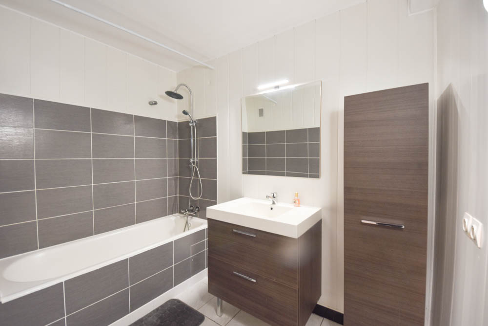 APPARTEMENT DE 74 M2 - DERNIER ETAGE - VUE DEGAGEE - PLUSIEURS BALCONS - DALLE BETON - CHAUFFAGE INDIVIDUEL GAZ DE VILLE - CAVE photo 5