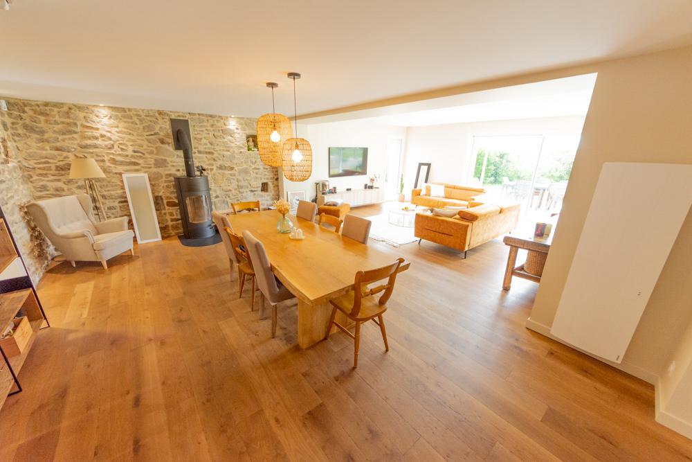 MAISON INDIVIDUELLE T6 180M² ENTIEREMENT RENOVEE - 4 CHAMBRES - GRAND TERRAIN 4650M² - DEPENDANCE 34M²