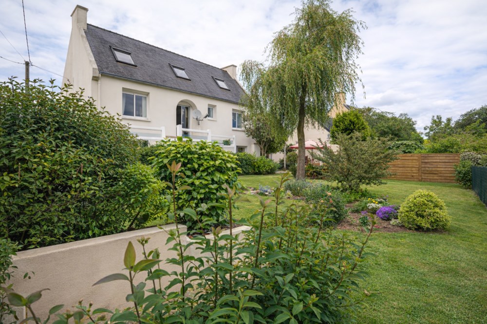 MAISON - MAISON NEOBRETONNE - 4 CHAMBRES -EXCELLENT DPE - VIE DE PLAIN PIED - CALME - JARDIN CLOS ET ARBORE - CARPORT.