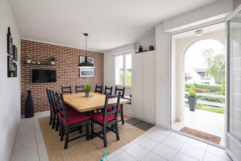 MAISON - MAISON NEOBRETONNE - 4 CHAMBRES -EXCELLENT DPE - VIE DE PLAIN PIED - CALME - JARDIN CLOS ET ARBORE - CARPORT. photo 2