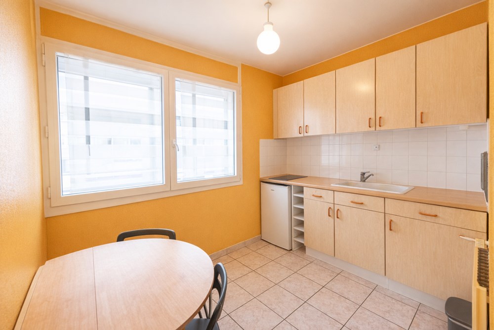 STUDIO - TRES BEAUX VOLUMES - BALCON - DALLE BETON - ASCENSEUR - COPROPRIETE TRES BIEN ENTRETENUE - CALME photo 3
