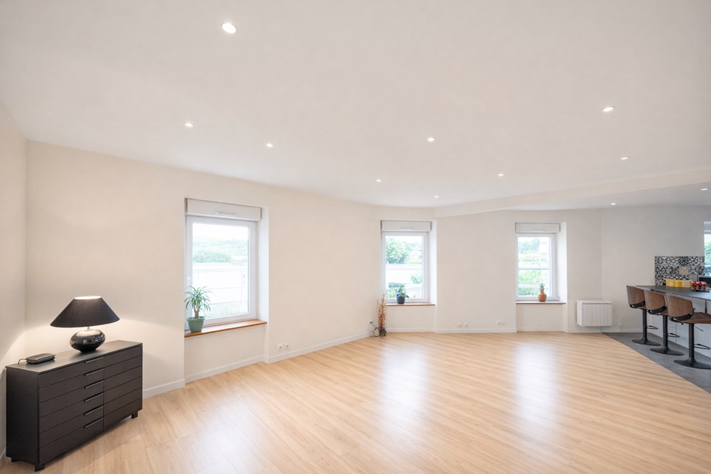 APPARTEMENT T4 DE 100 M² - PIECE DE VIE DE 40 M² AVEC CUISINE US - 2/3 GRANDES CHAMBRES - PROCHE PLAGE MOULIN BLANC - DPE C - RARE