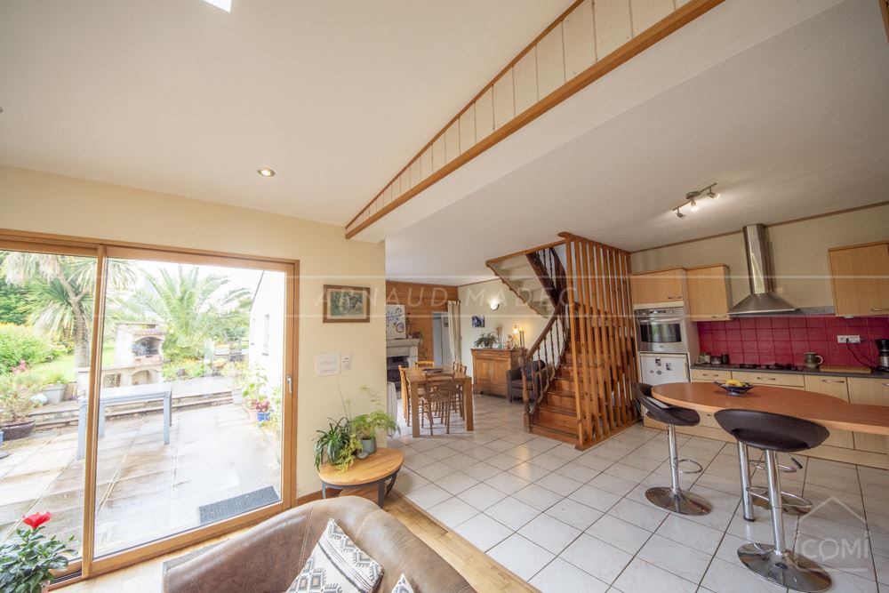 MAISON T6 - 4/5 CH - PIECE DE VIE DE +50 M² - TERRAIN +900 M² - CALME - CHARME - RENOVATION RECENTE - AUCUN VIS A VIS - RARE photo 2