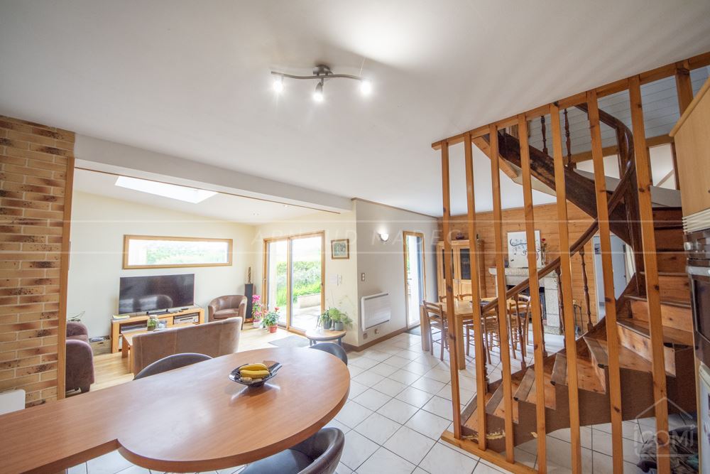 MAISON T6 - 4/5 CH - PIECE DE VIE DE +50 M² - TERRAIN +900 M² - CALME - CHARME - RENOVATION RECENTE - AUCUN VIS A VIS - RARE photo 4