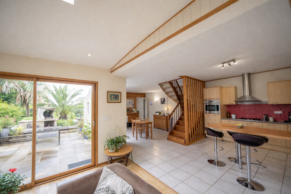 MAISON T6 - 4/5 CH - PIECE DE VIE DE +50 M² - TERRAIN +900 M² - CALME - CHARME - RENOVATION RECENTE - AUCUN VIS A VIS - RARE