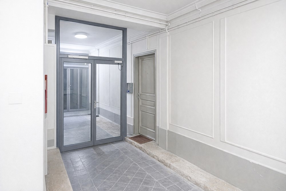 LOCAL A USAGE MIXTE DE 40M² AVEC COIN CUISINE ET SDE/WC AMENAGE - BELLE HAUTEUR SOUS PLAFOND - VITRINE AVEC RIDEAU SECURITE photo 2