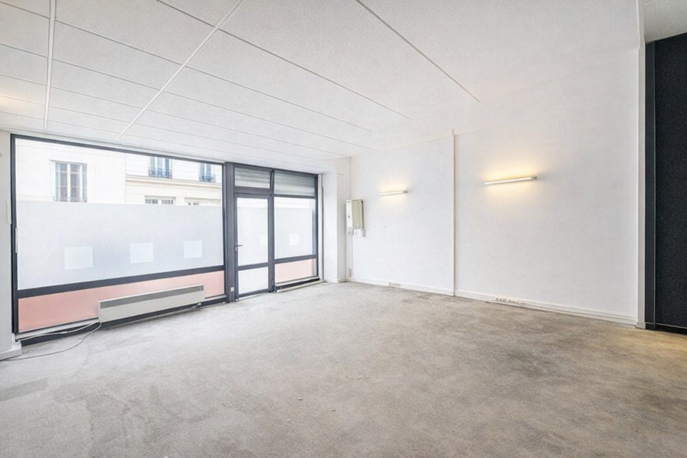 LOCAL A USAGE MIXTE DE 40M² AVEC COIN CUISINE ET SDE/WC AMENAGE - BELLE HAUTEUR SOUS PLAFOND - VITRINE AVEC RIDEAU SECURITE photo 4