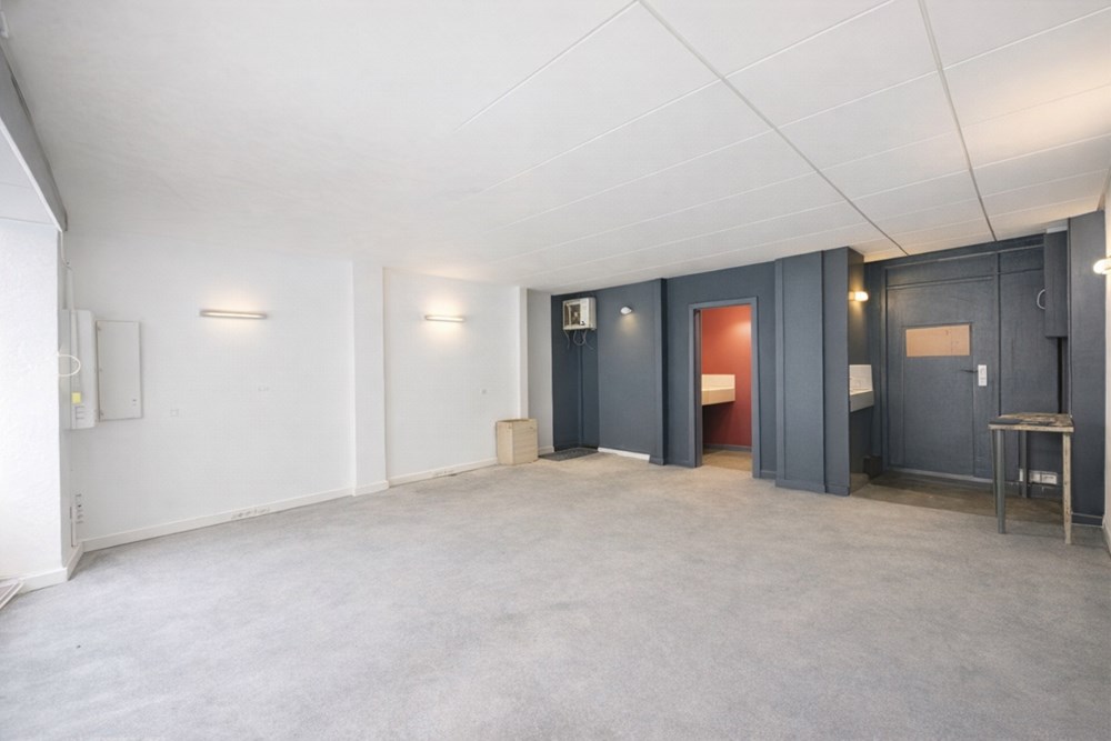 LOCAL A USAGE MIXTE DE 40M² AVEC COIN CUISINE ET SDE/WC AMENAGE - BELLE HAUTEUR SOUS PLAFOND - VITRINE AVEC RIDEAU SECURITE photo 3