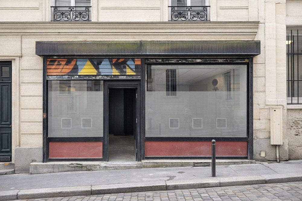 LOCAL A USAGE MIXTE DE 40M² AVEC COIN CUISINE ET SDE/WC AMENAGE - BELLE HAUTEUR SOUS PLAFOND - VITRINE AVEC RIDEAU SECURITE