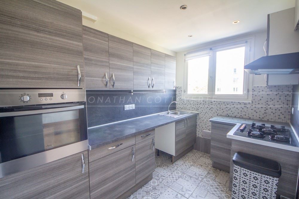 APPARTEMENT - 2 CHAMBRES - DPE D - GARAGE - LUMINEUX - IDEALEMENT SITUE - RARE SUR LE MARCHE photo 2
