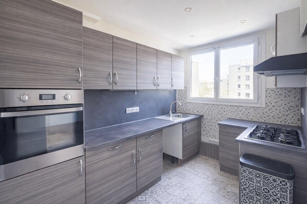 APPARTEMENT - 2 CHAMBRES - DPE D - GARAGE - LUMINEUX - IDEALEMENT SITUE - RARE SUR LE MARCHE photo 2