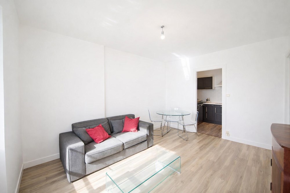 APPARTEMENT - T2 - 1 CHAMBRE - DALLE BETON - IDEALEMENT SITUE - BONNE EXPOSITION - PLACE DE PARKING photo 3