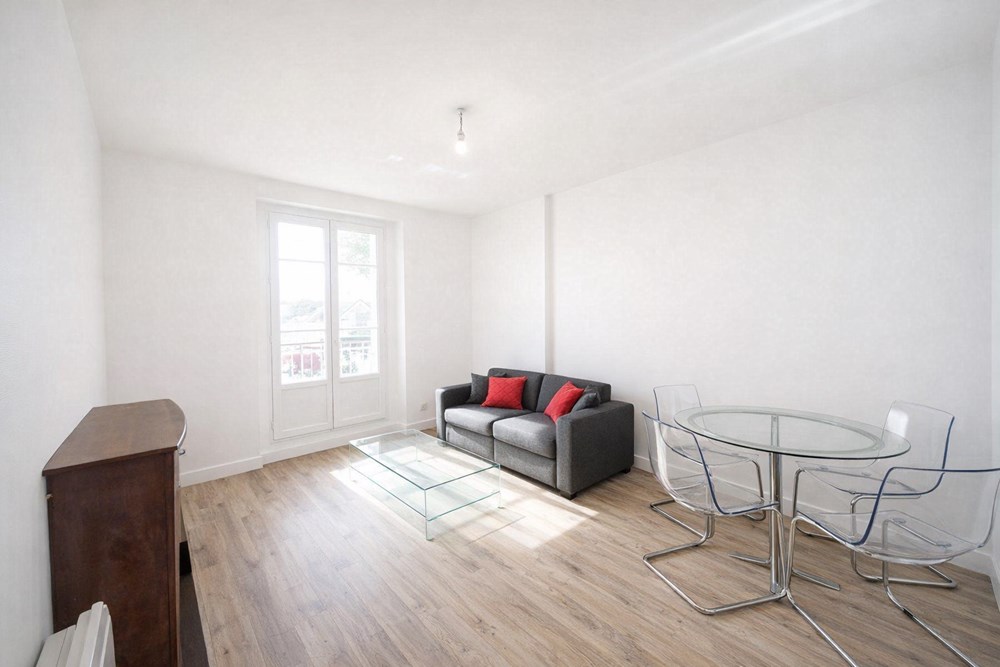 APPARTEMENT - T2 - 1 CHAMBRE - DALLE BETON - IDEALEMENT SITUE - BONNE EXPOSITION - PLACE DE PARKING