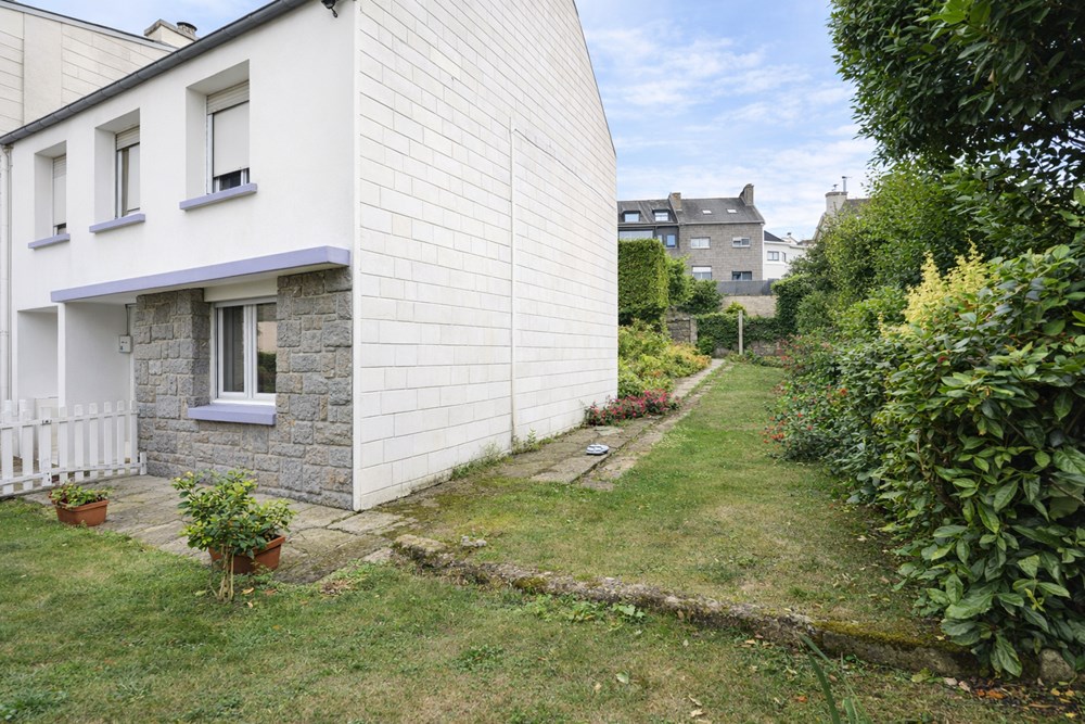 LAMBEZELLEC- MAISON DE 97 M2 - 4 CHAMBRES - GRENIER AMENAGEABLE - GARAGE - FENETRES PVC - VOLETS ELECTRIQUES - DPE D - JARDIN 360 M2