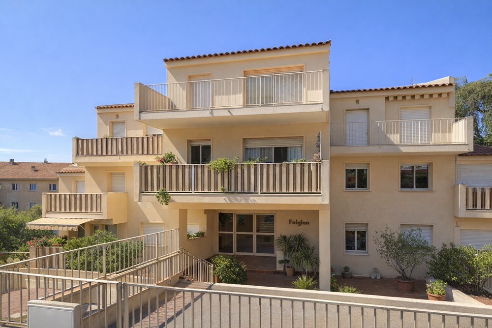 APPARTEMENT T5 TRAVERSANT - RESIDENCE STANDING - TERRASSE AVEC STORE BAN - ASCENSEUR - CAVE - CALME - VUE PANORAMIQUE - PARKING - RARE