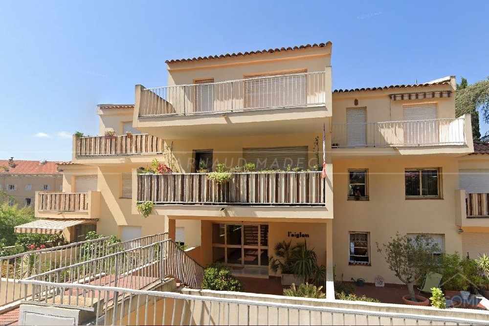 APPARTEMENT T5 TRAVERSANT - RESIDENCE STANDING - TERRASSE AVEC STORE BAN - ASCENSEUR - CAVE - CALME - VUE PANORAMIQUE - PARKING - RARE