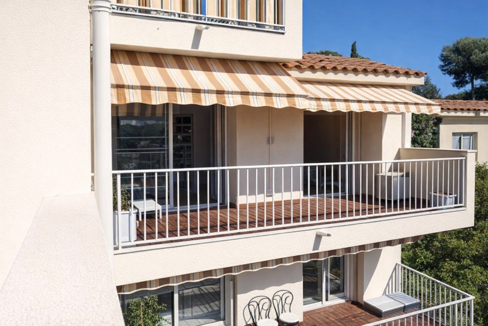 APPARTEMENT T5 TRAVERSANT - RESIDENCE STANDING - TERRASSE AVEC STORE BAN - ASCENSEUR - CAVE - CALME - VUE PANORAMIQUE - PARKING - RARE photo 3