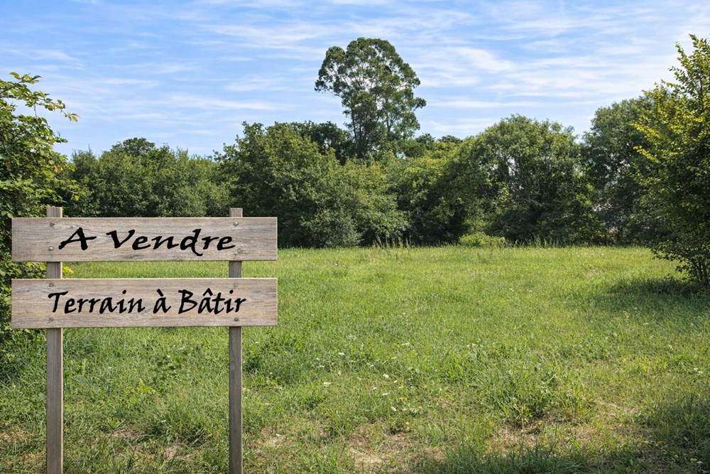 A 5 MINUTES A PIED DE LA MER - TERRAIN DE 634M DONT 315M² CONSTRUCTIBLE - RARE SUR LE MARCHE.