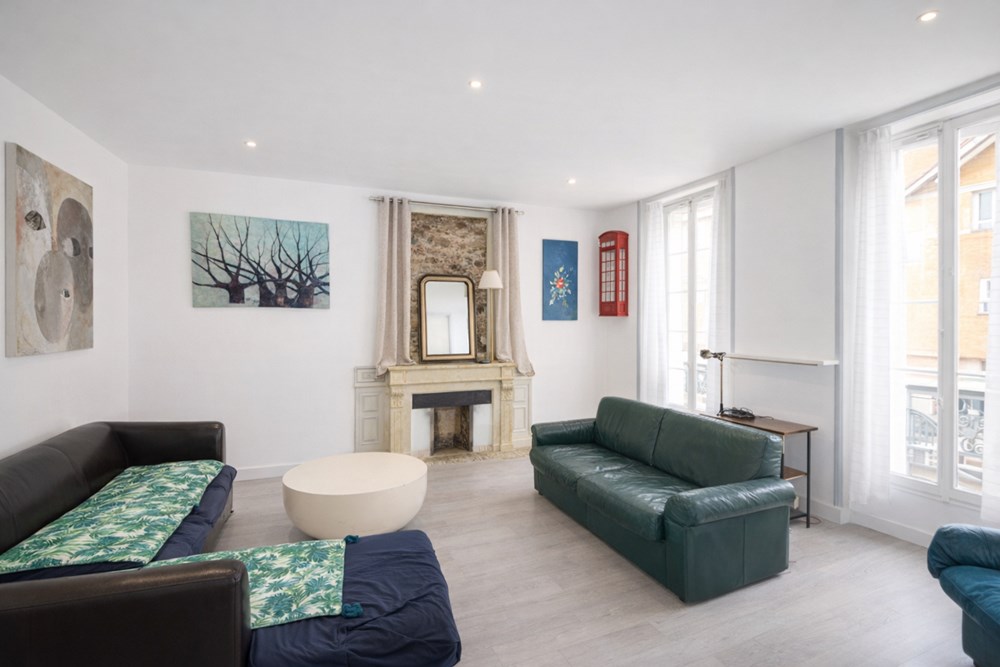 APPARTEMENT - CENTRE VILLE - BEAUX VOLUMES - 2 CHAMBRES - IDEALEMENT SITUE - FAIBLES CHARGES photo 3