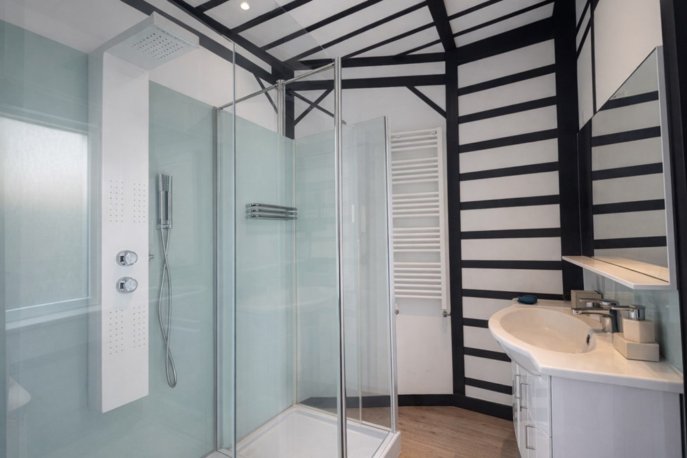 APPARTEMENT - CENTRE VILLE - BEAUX VOLUMES - 2 CHAMBRES - IDEALEMENT SITUE - FAIBLES CHARGES photo 4