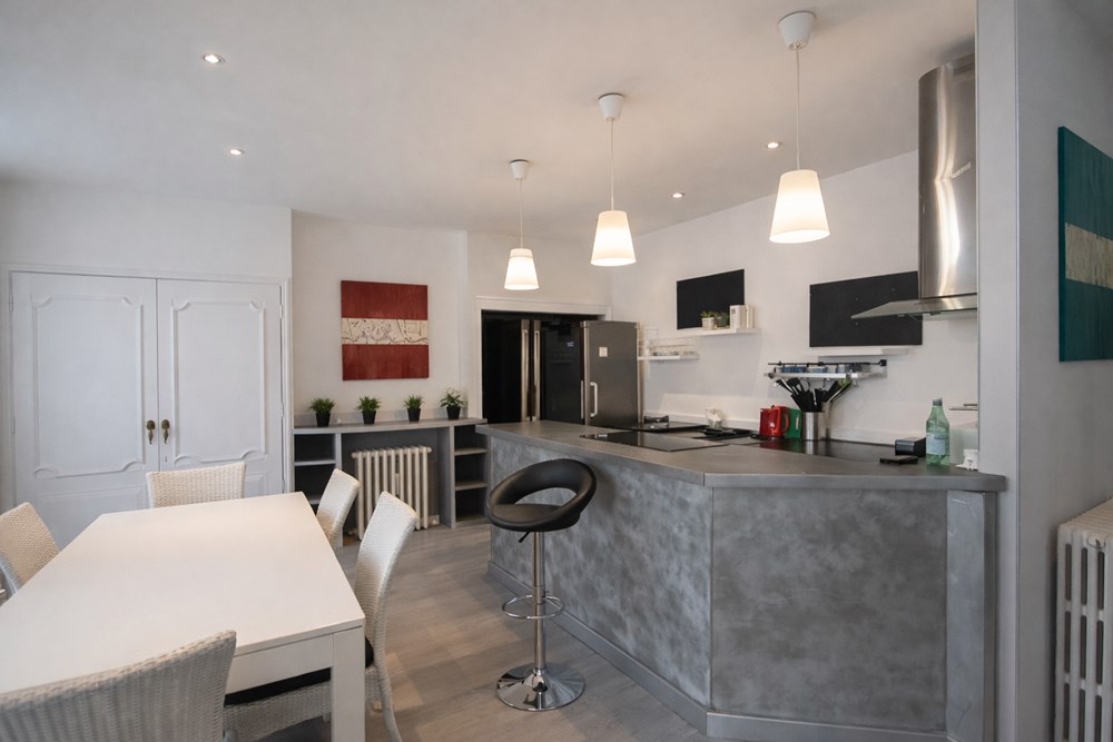 APPARTEMENT - CENTRE VILLE - BEAUX VOLUMES - 2 CHAMBRES - IDEALEMENT SITUE - FAIBLES CHARGES photo 2