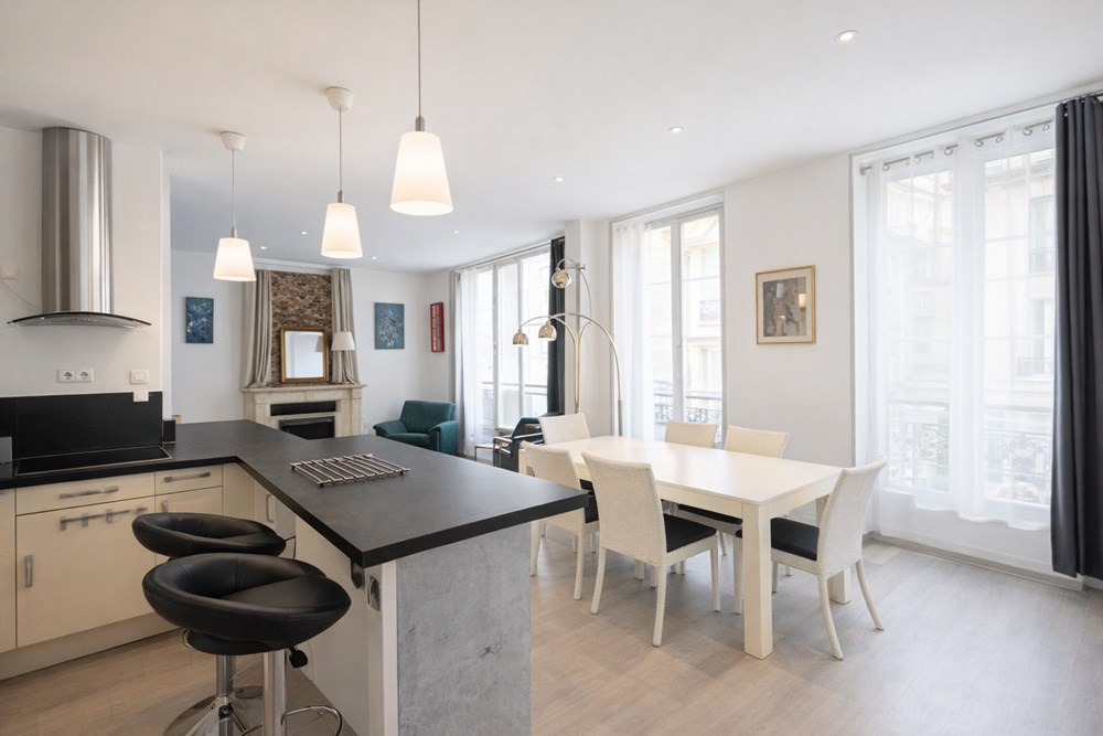 APPARTEMENT - CENTRE VILLE - BEAUX VOLUMES - 2 CHAMBRES - IDEALEMENT SITUE - FAIBLES CHARGES