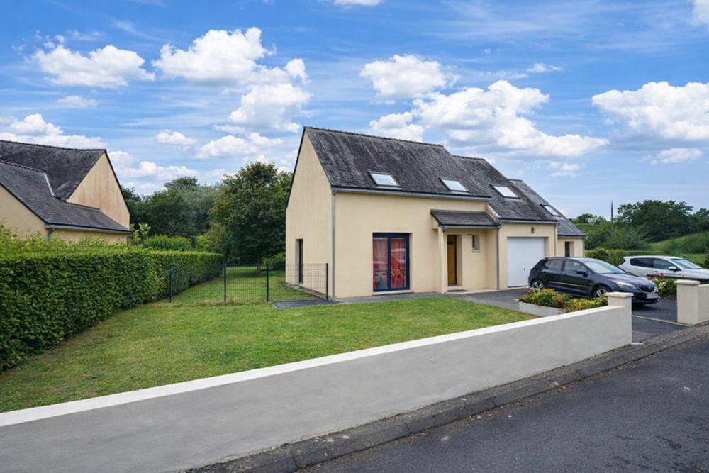 MAISON T6 - 4 CHAMBRES - ANNEE 2006 - GARAGE - TERRAIN 880M² - PIECE DE VIE DE 41 M² - 5 MINUTES AXE RN12/LANDIVISIAU