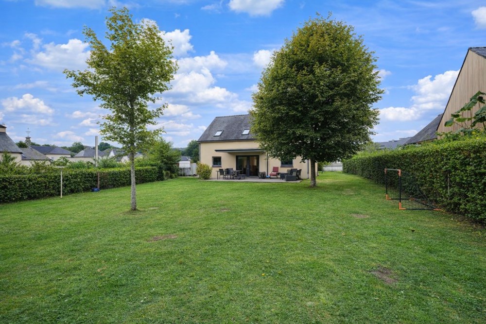 MAISON T6 - 4 CHAMBRES - ANNEE 2006 - GARAGE - TERRAIN 880M² - PIECE DE VIE DE 41 M² - 5 MINUTES AXE RN12/LANDIVISIAU photo 2