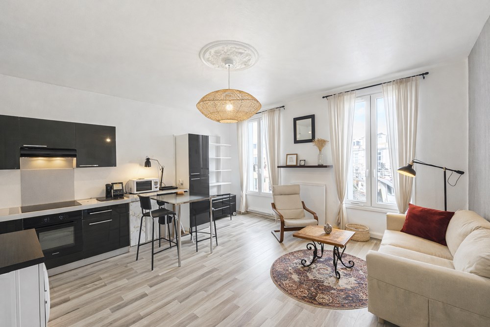 APPARTEMENT T2 - DERNIER ETAGE - VUE MER - BELLE PIECE DE VIE AVEC CUISINE US - RANGEMENT - RARE - COUP DE COEUR photo 2